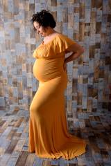 photo grossesse studio robe jaune fonf bois